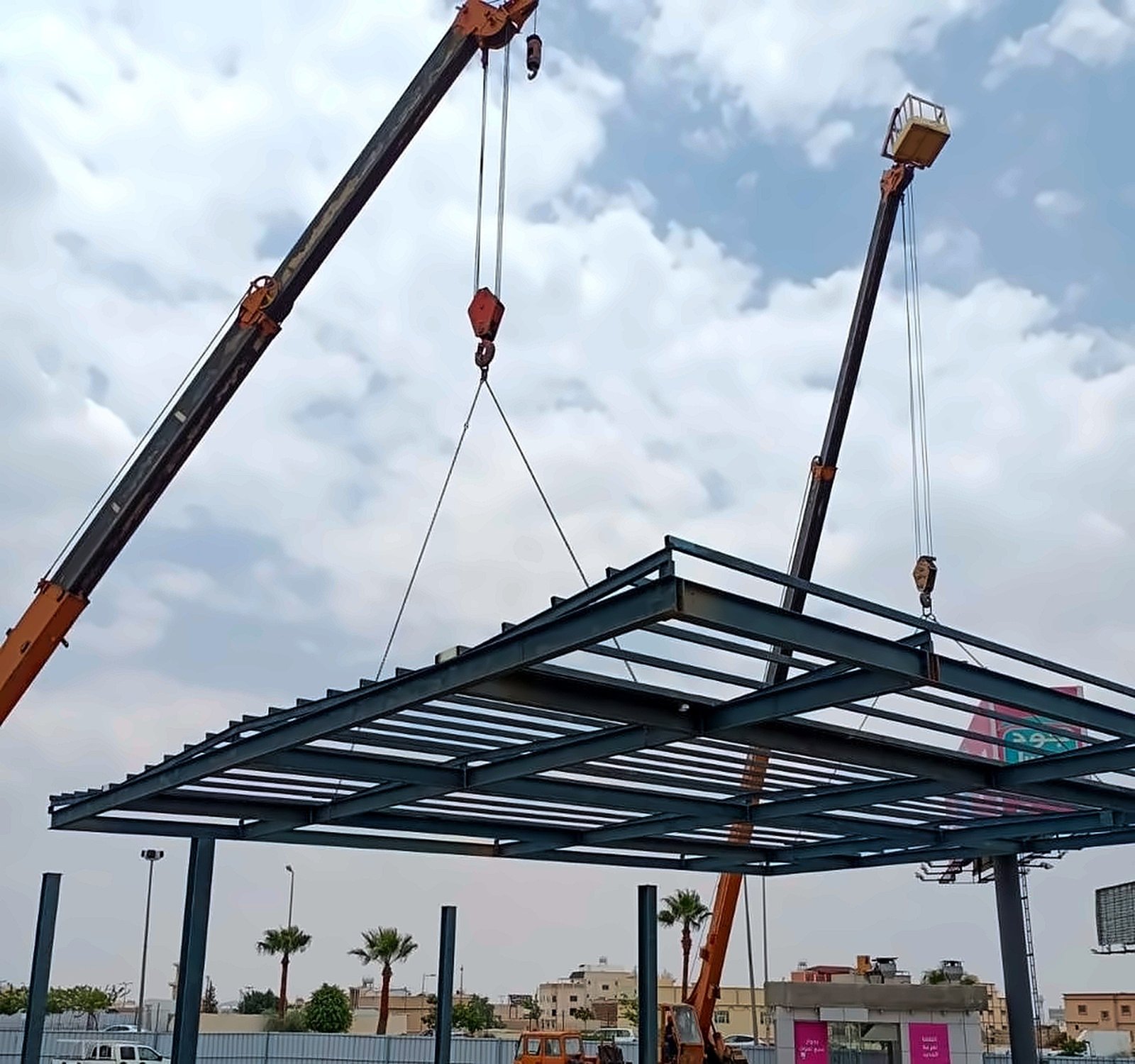 رفع هيكل معدني بالرافعات