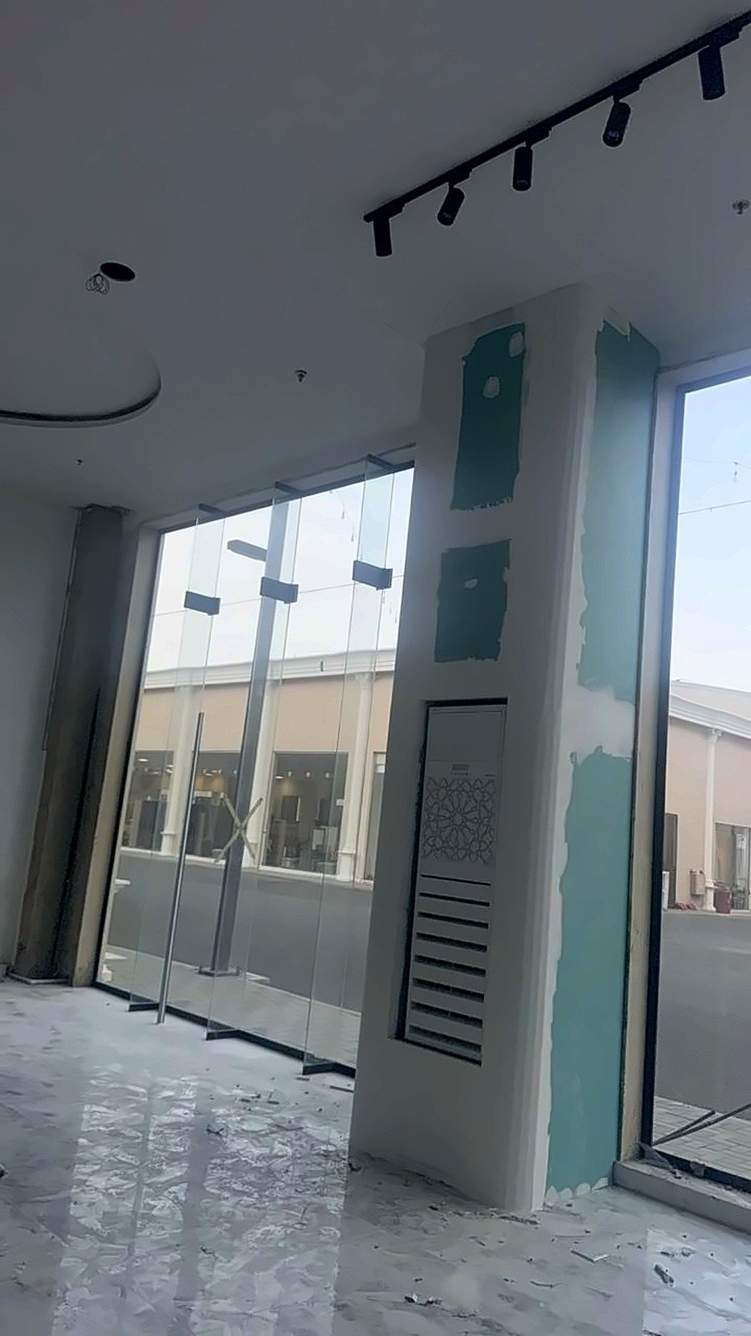 تجهيز واجهة زجاجية لمحل تجاري