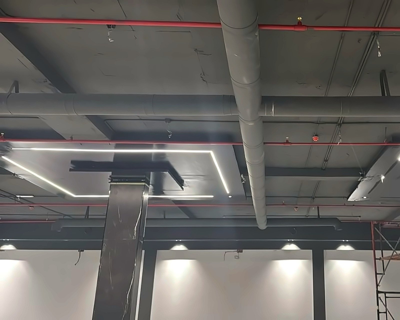 تركيب إضاءة LED بالأسقف الصناعية