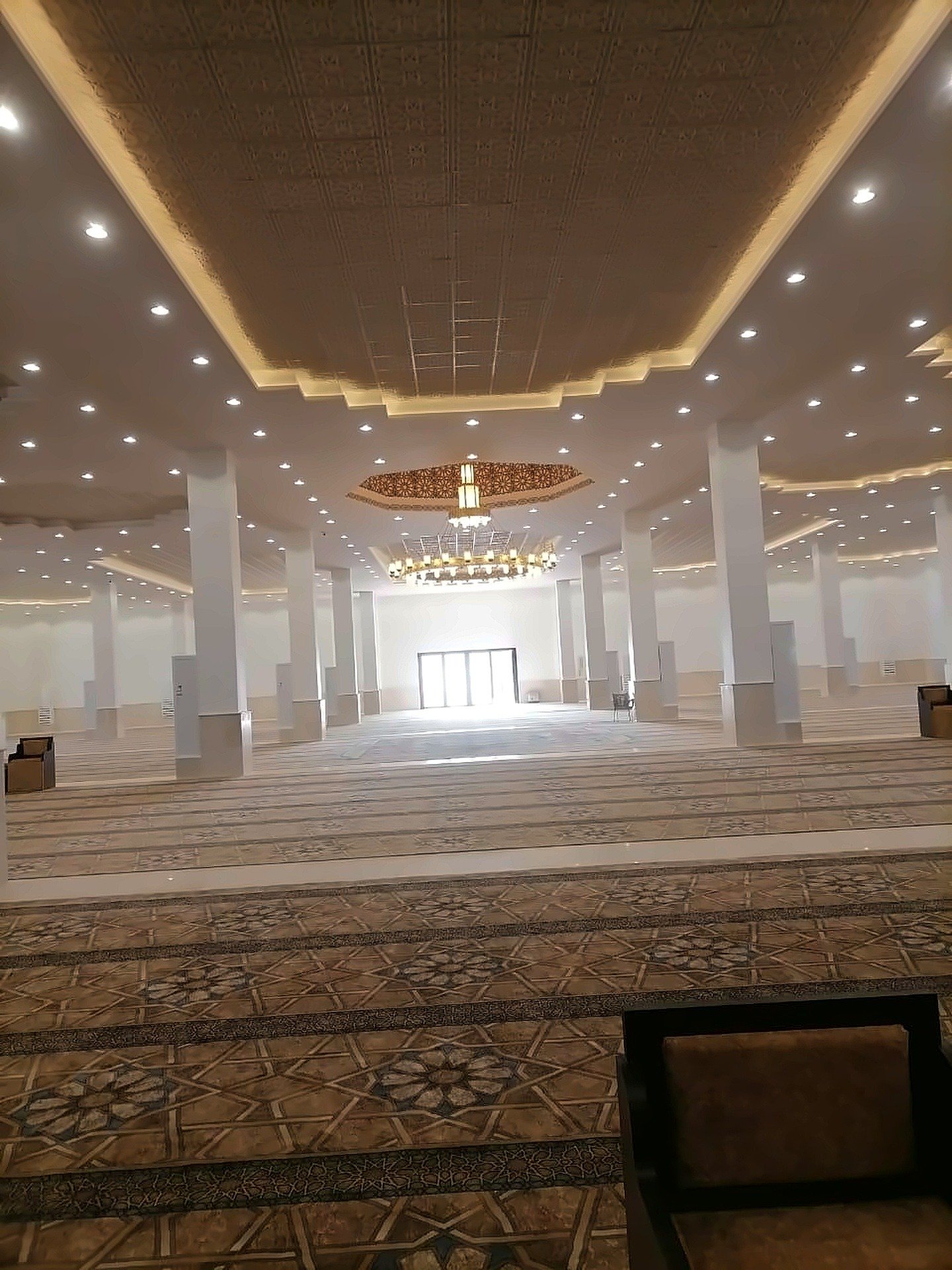 صالة داخلية بتشطيب فاخر وأعمدة