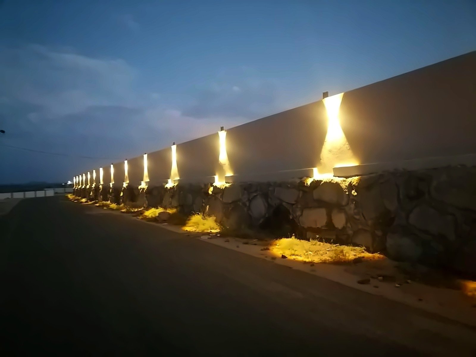 سور محيطي بإضاءة ليلية