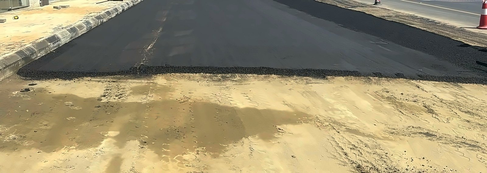 رصف أسفلت أمام محلات تجارية